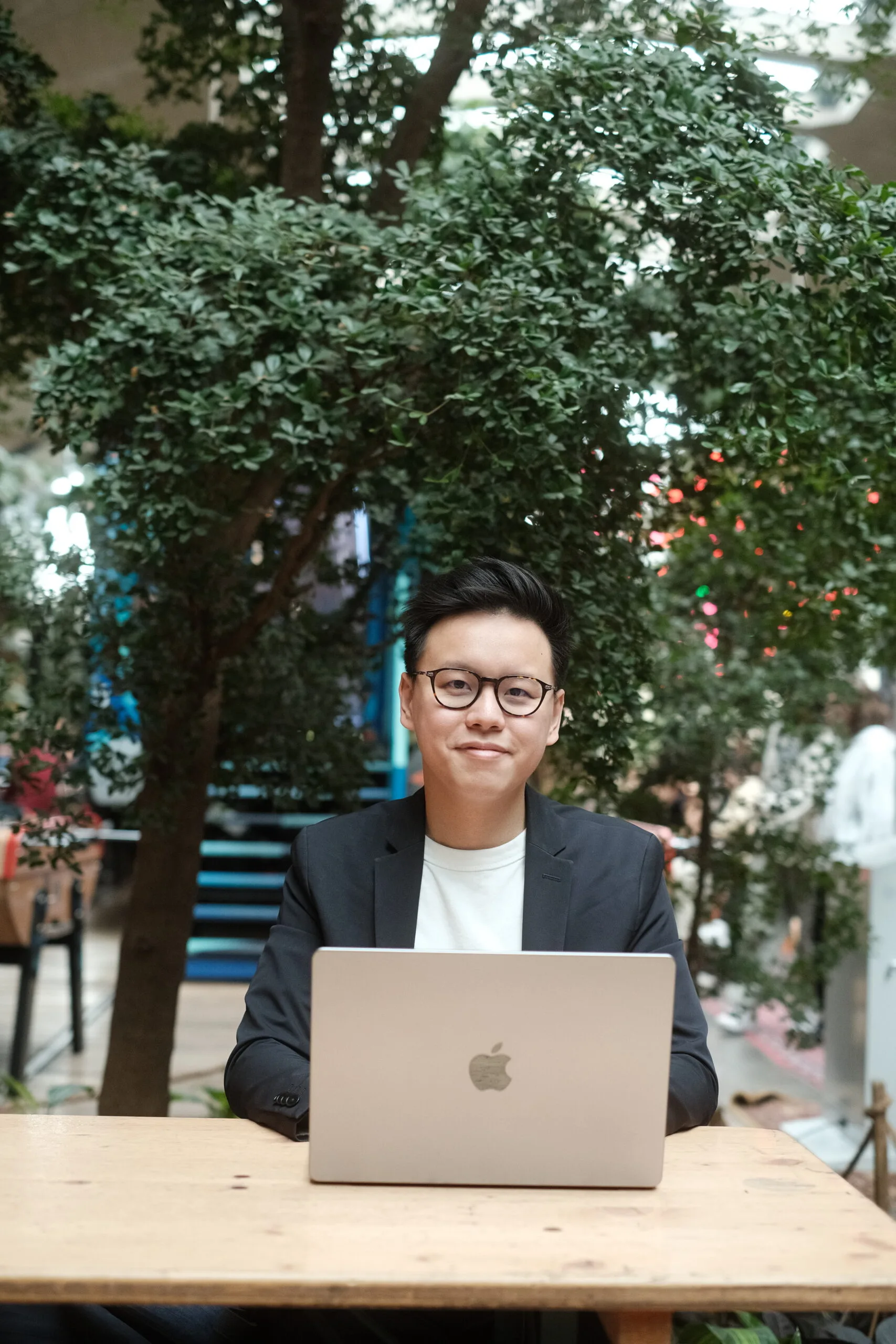 Anthony PHO avec un ordinateur portable