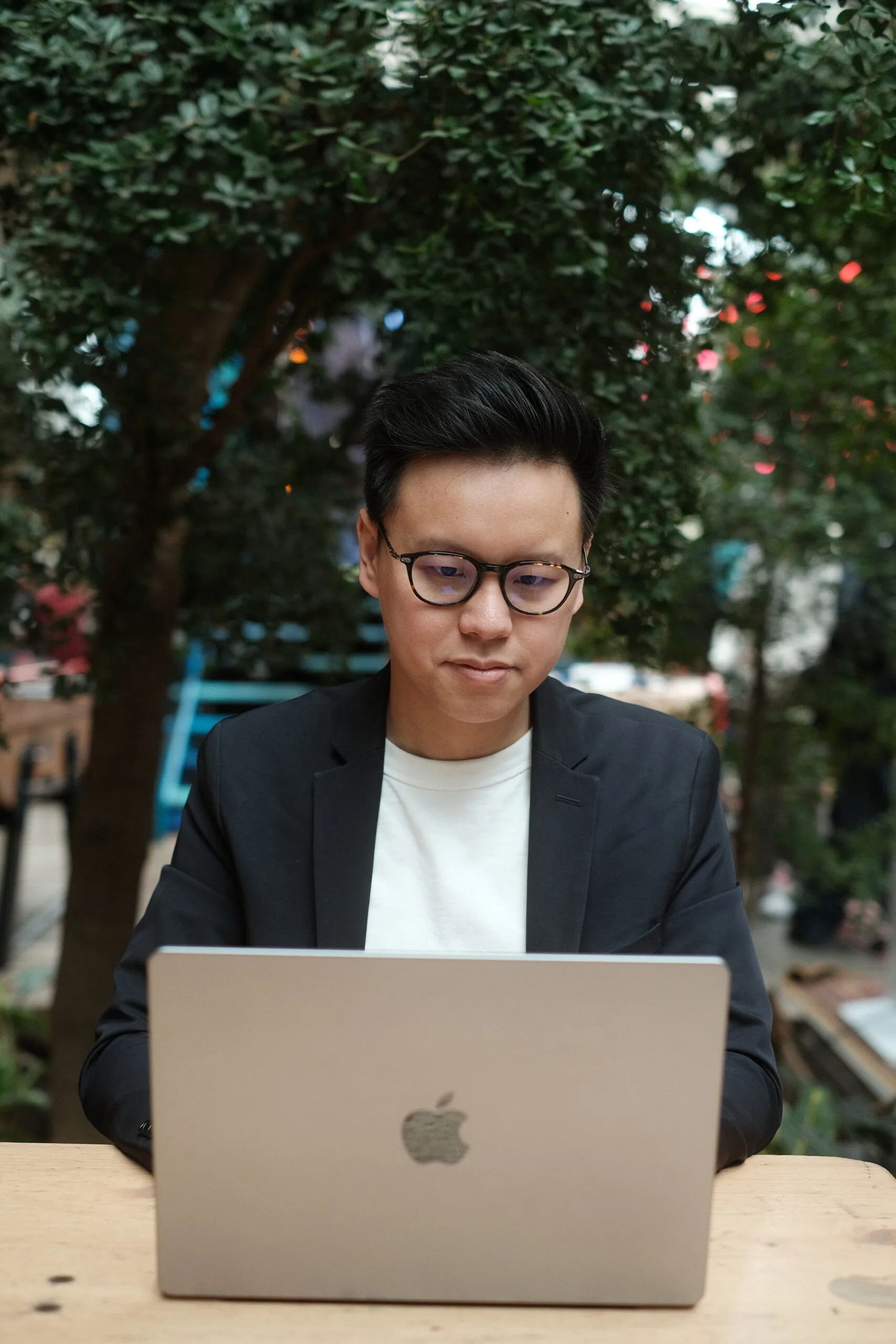 Anthony PHO avec un ordinateur portable