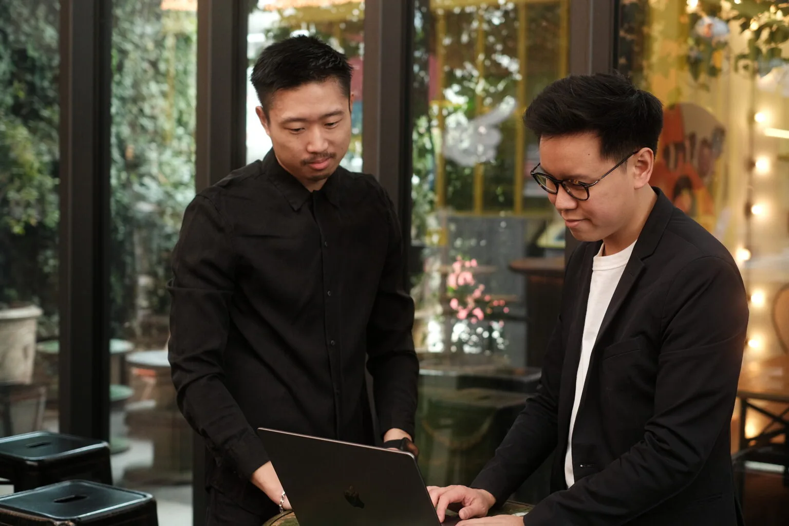 Deux personnes travaillant sur un ordinateur portable